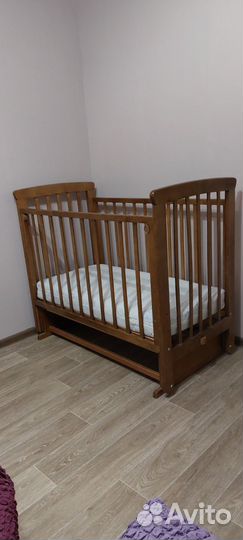 Детская кроватка с маятником