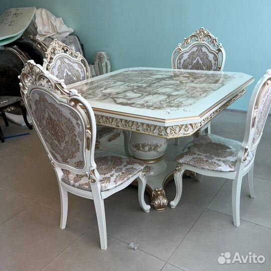 Стол и стулья