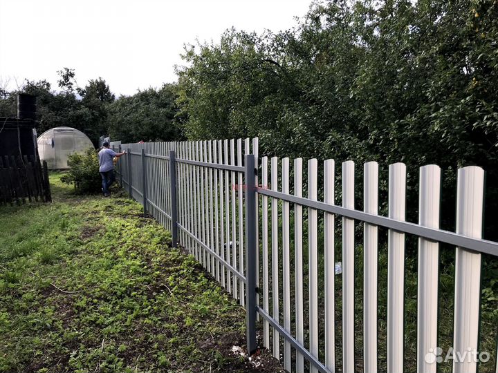 Забор из металлического штакетника под ключ