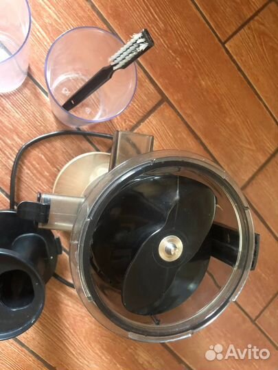 Шнековая соковыжималка Redmond RJ-930S