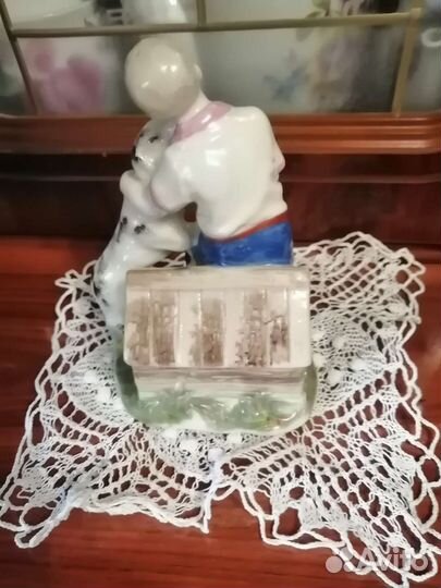 Фарфоровая статуэтка