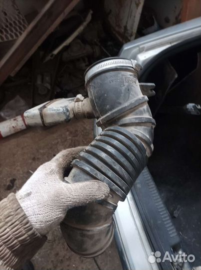 Патрубок воздушного фильтра Mitsubishi Carisma