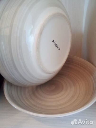 Гора посуды- (сковородки, тарелки, приборы, доски)