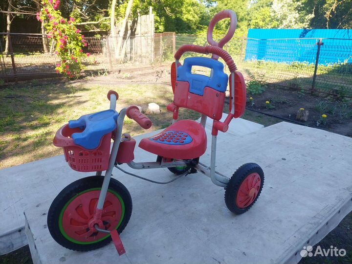 Трехколесный велосипед с ручкой