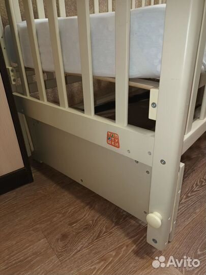 Детская кроватка с универсальным маятником