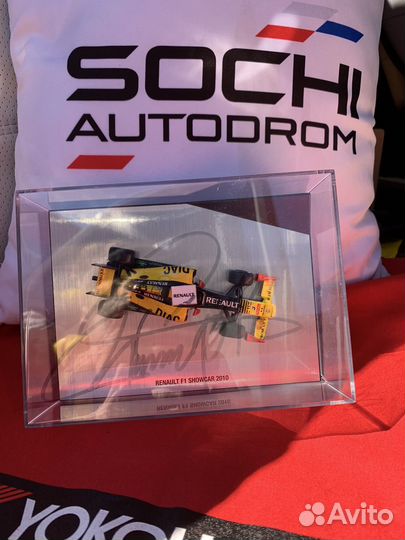 Модель болида формула 1 Виталий Петров 1/43