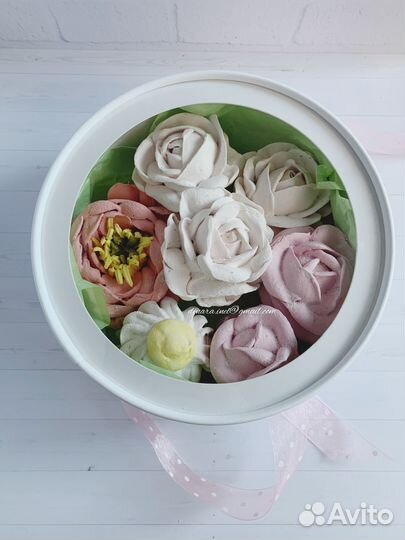 Зефирные цветы в шляпной коробке