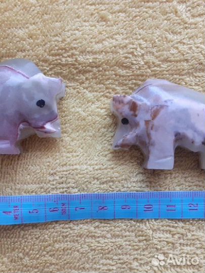 Фигурки из ценного дерева и камня