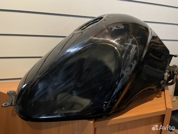 Бензобак Kawasaki ZZR 400-2 1993 год N143