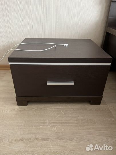 Кровать двухспальная,тумбочки, туалетный столик