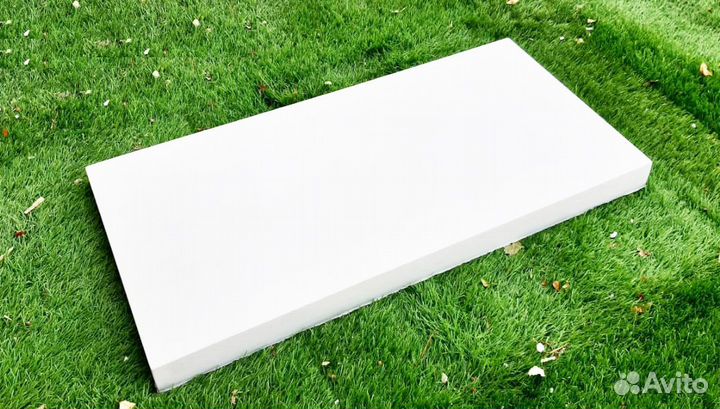 Белые плиты из бетона
