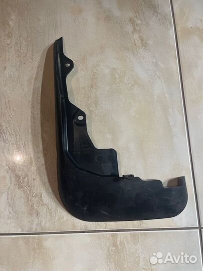 Брызговик передний левый Toyota Highlander 2