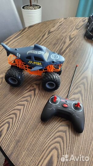 Машина на радиоуправлении Hot Wheels акула