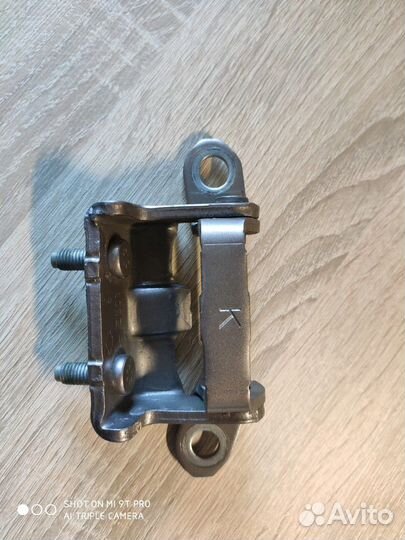 Петля двери для Nissan Tiida Almera (G15) 2013)