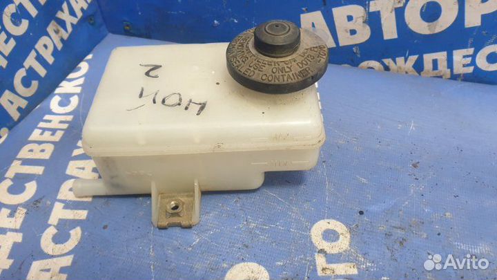 Бачок для тормозной жидкости. Toyota Noah минивен