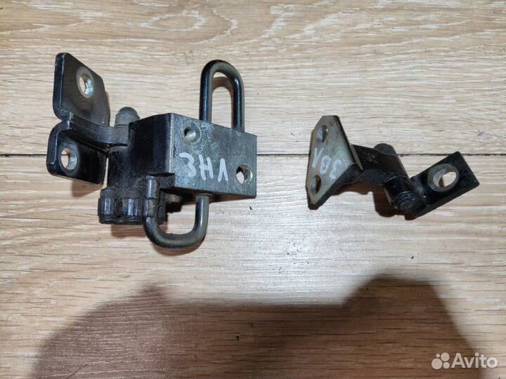 Петля двери задняя левая Volkswagen Passat B6 1.9