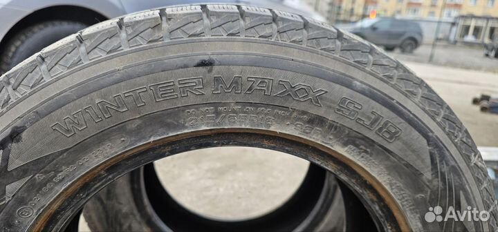 Dunlop Winter Maxx SJ8 215/65 R16 94