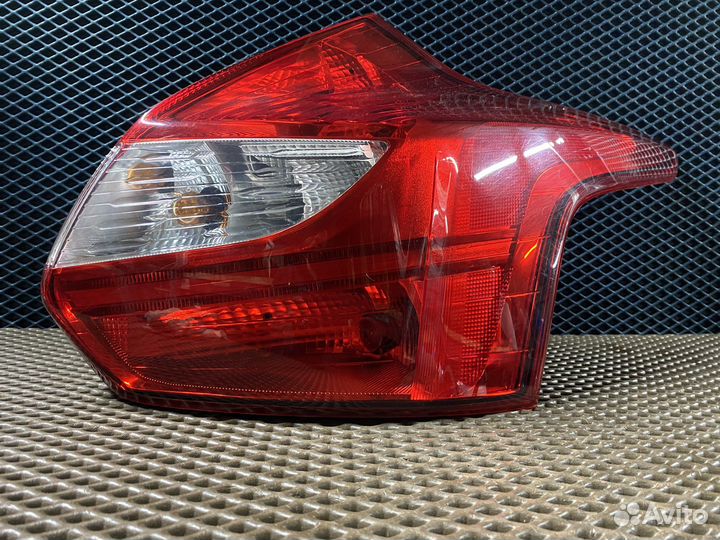 Фонарь правый Ford Focus 3 хэтчбек до рестайлинг