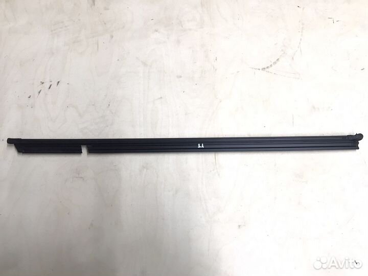 Уплотнитель стекла задней двери Passat B8