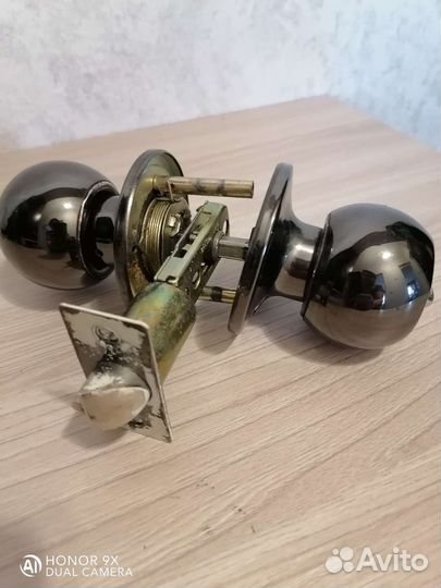 Дверная ручка с замком и защелкой