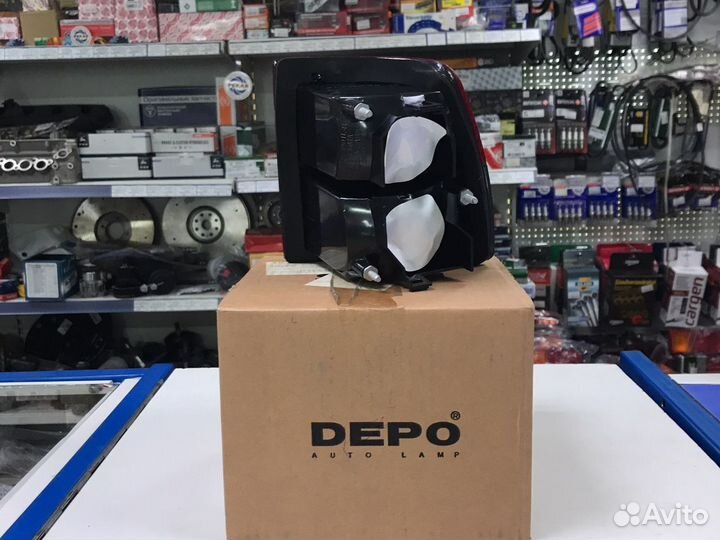 4451905luesr Фонарь задн. внешн. лев. красн-тонир