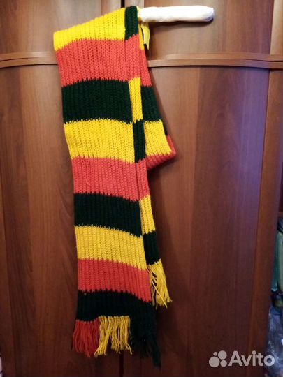 Разноцветный шарф и темно - синий шарф