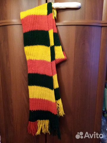 Разноцветный шарф и темно - синий шарф