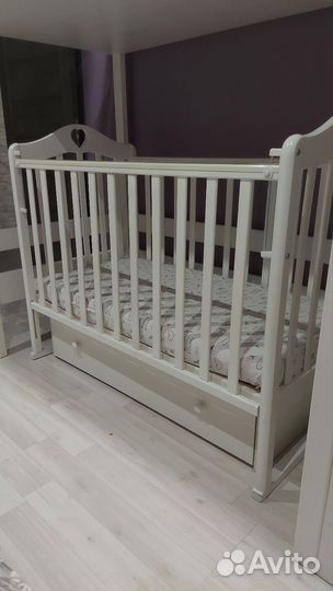 Детская кроватка с маятником и ящиком