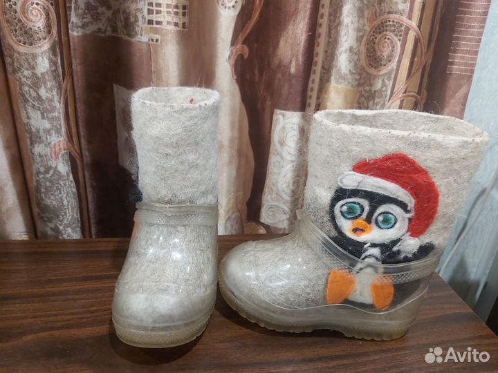 Детский комбинезон, валенки и шапка