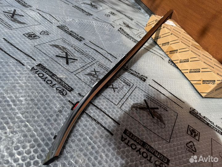 Молдинг стекла задней левой двери Lexus NX