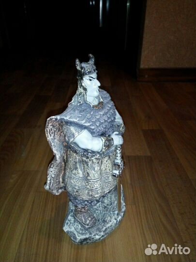 Статуэтка воина с мечом