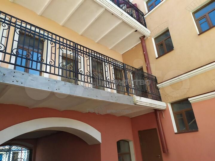 Трехэтажный особняк XIX века