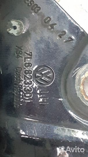 Петля капота левая Фольксваген Туарег