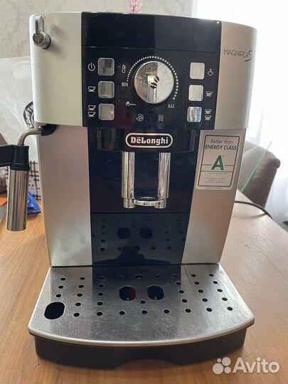 Кофемашина delonghi magnifica s