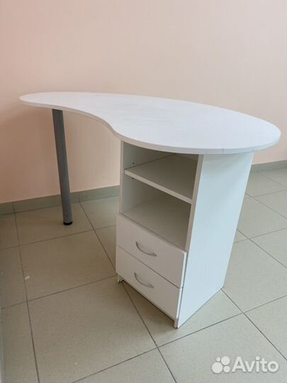 Маникюрный стол