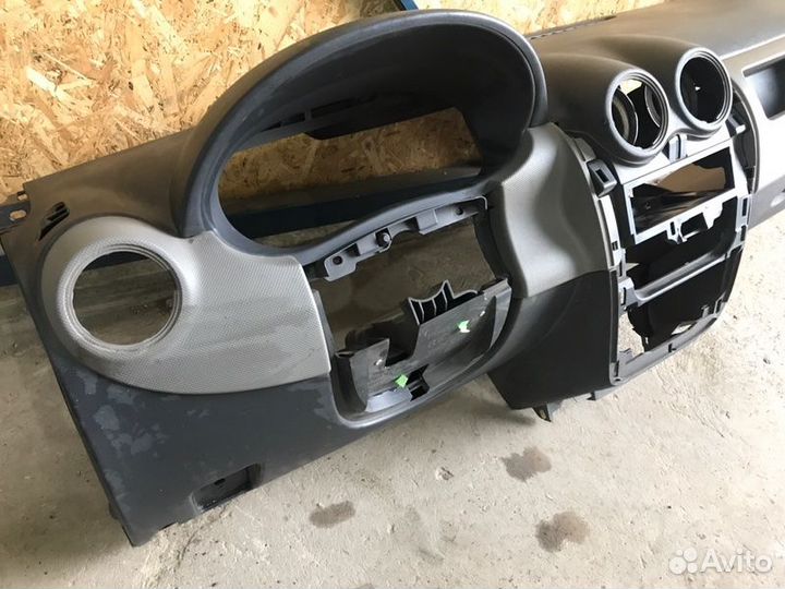 Торпедо Renault Logan седан 1 2011