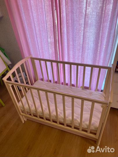 Детская кроватка с продольным маятником