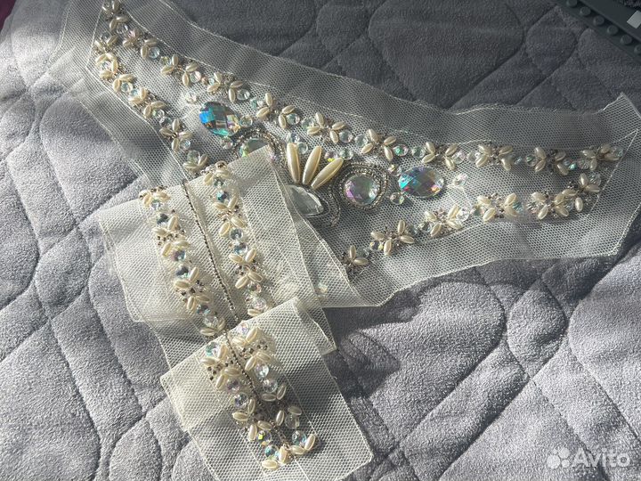 Декоративная вставка на сетке. Расшитая стразами