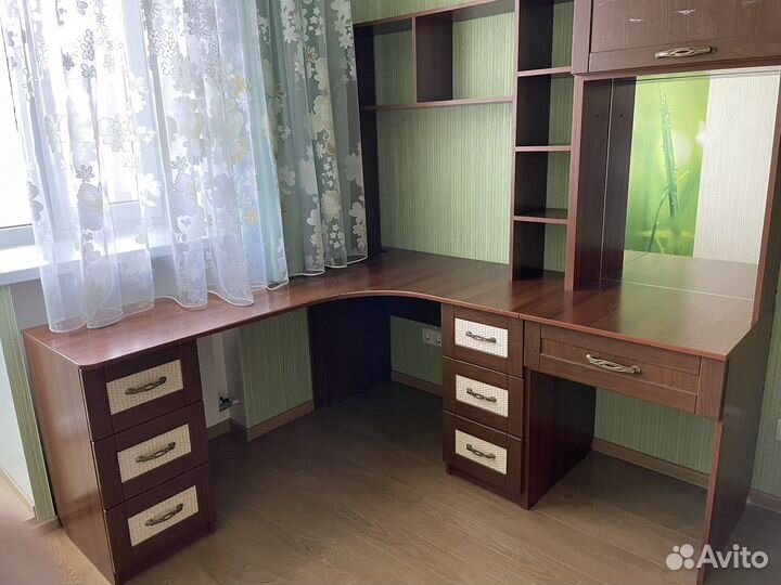 Угловой письменный стол с полками
