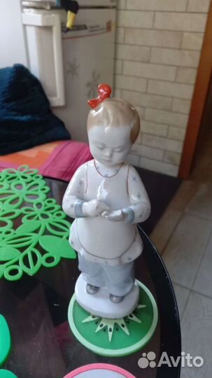 Фарфоровая статуэтка девочка