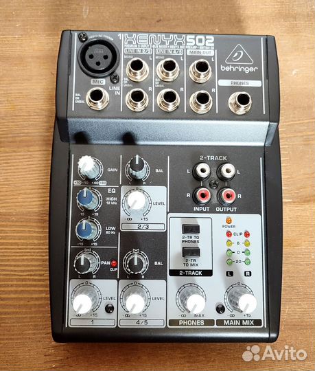 Микшерный пульт Behringer Xenyx 502