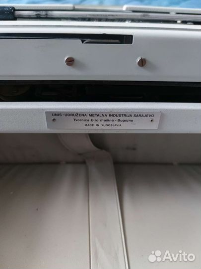 Печатная пишущая машинка Unis tbm de Luxe