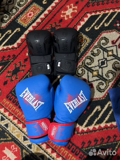Боксерские перчатки и крабы