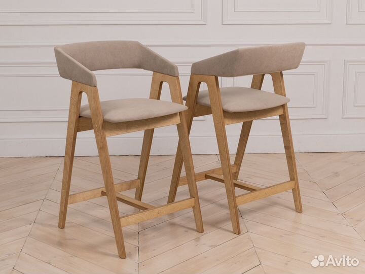 Полубарный стул