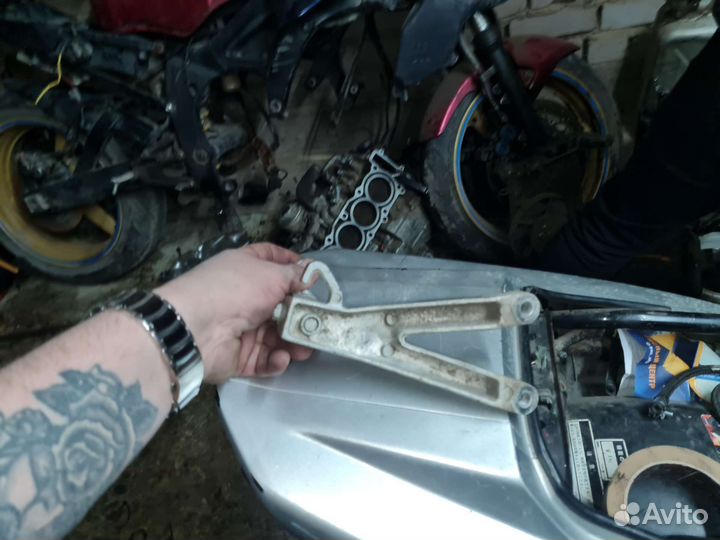 Yamaha yzf r6 подножка задняя левая кронштейн