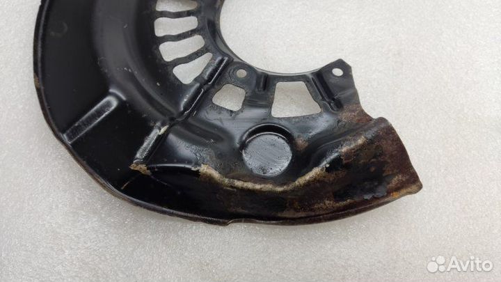 Пыльник тормозного диска передний левый Toyota