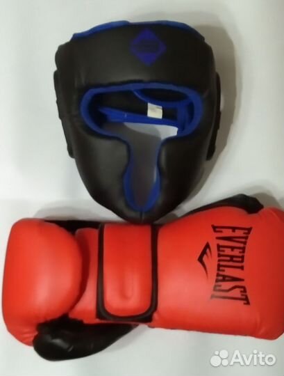 Боксерский шлем и перчатки