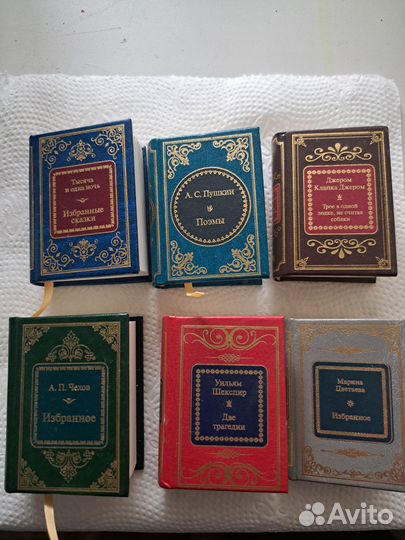 Коллекция книг в миниатюре