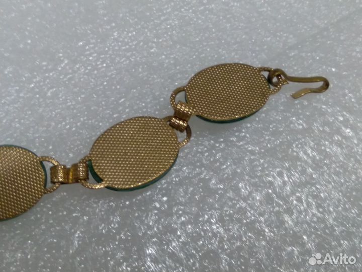 Браслет с зелеными камнями яркий аксессуар