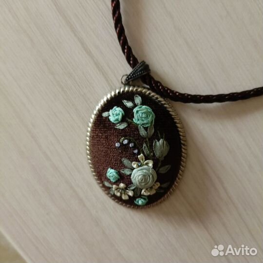 Кулон вышивка лентами